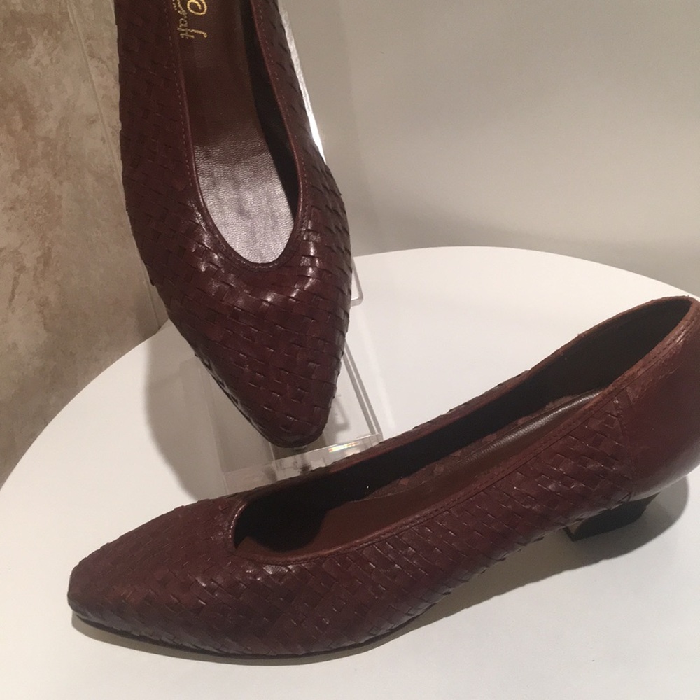 All leather shoe made by premiere collection!